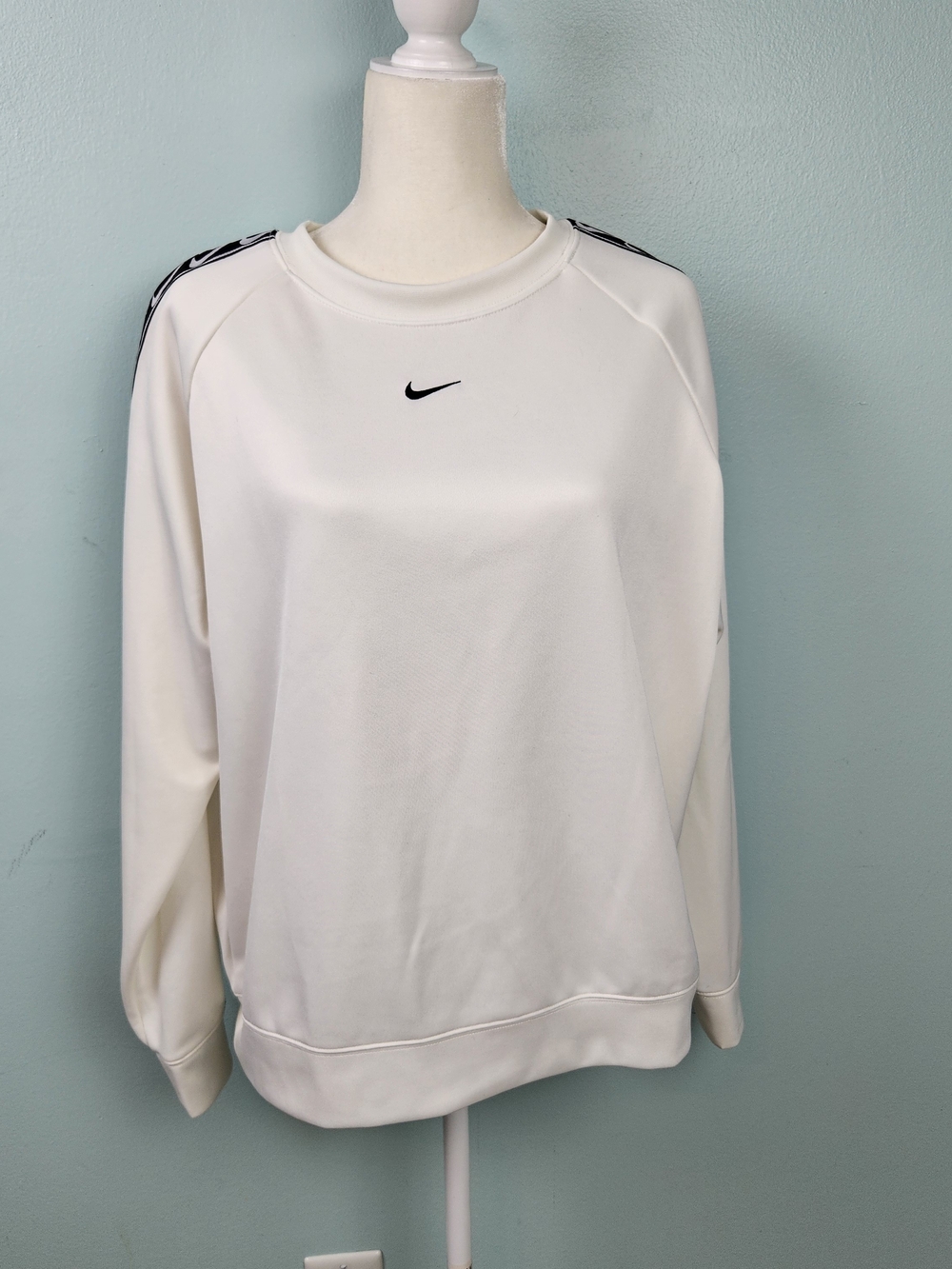 NWOT Nike Women's Cream Crewneck Sweatshirt